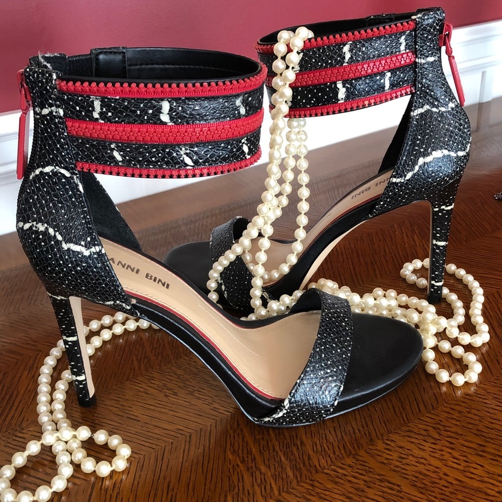 Size 7.5 Giani Bini snakeskin heels